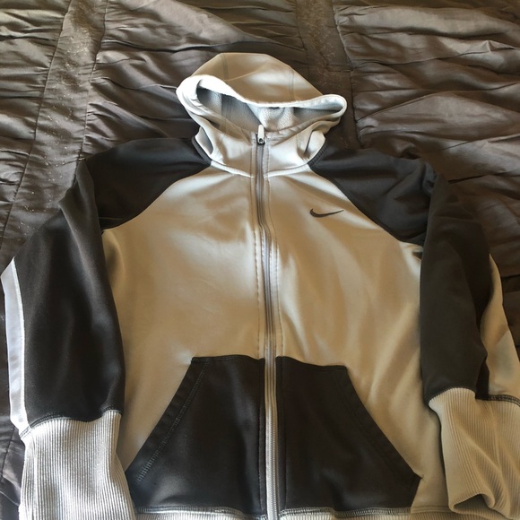 Nike Tops - Nike sweatshirt